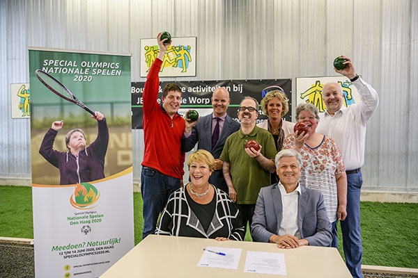 Seated (L-R): Anja Overhoff, Chair of the Special Olympics National Games 2020 Foundation and Maarten Edixhoven, CEO of Aegon The Netherlands