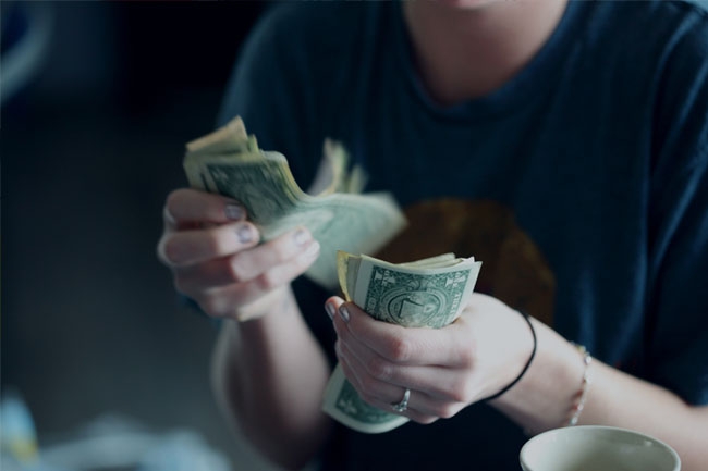 Counting money - photographer Sharon McCutcheon on Unsplash